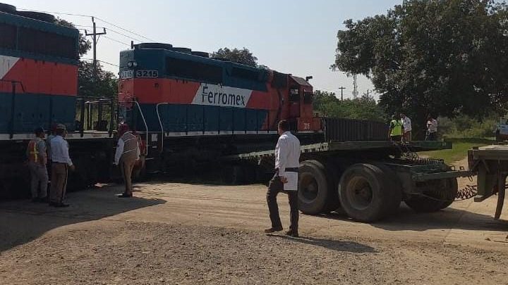 TREN LE DA UN ROSÓN A TRACTOCAMIÓN