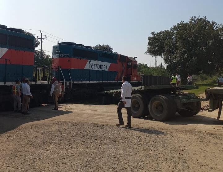 TREN LE DA UN ROSÓN A TRACTOCAMIÓN