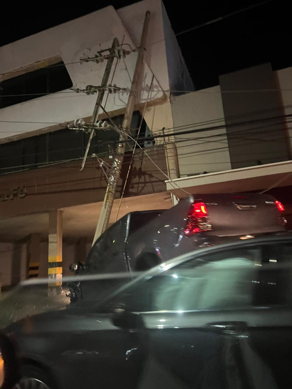 Auto Choca Por AtrÁs A Camioneta Y La Proyecta Contra Poste Enfoquex