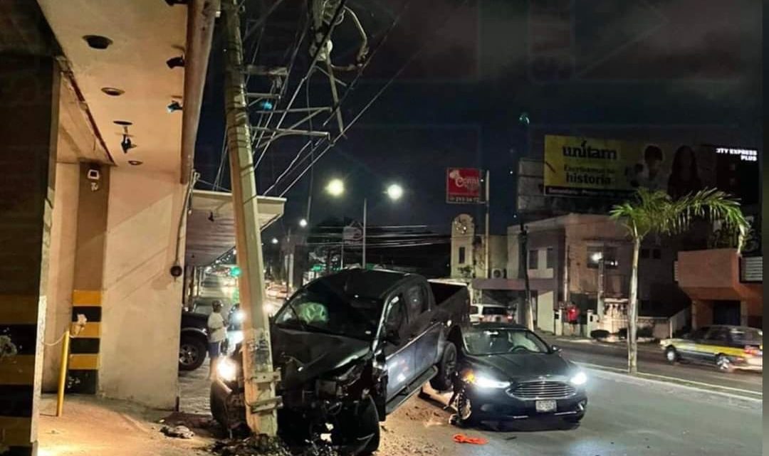 AUTO CHOCA POR ATRÁS A CAMIONETA Y LA PROYECTA CONTRA POSTE