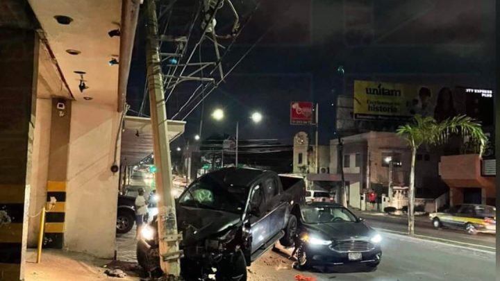 AUTO CHOCA POR ATRÁS A CAMIONETA Y LA PROYECTA CONTRA POSTE