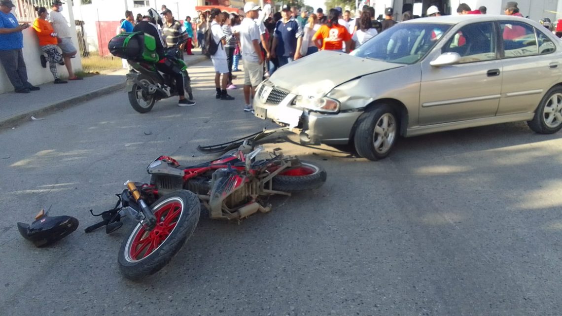 CHOCAN MOTO Y AUTO EN LA PALAFOX