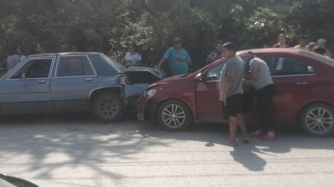 CONDUCTORA CHOCA CONTRA TRES AUTOS