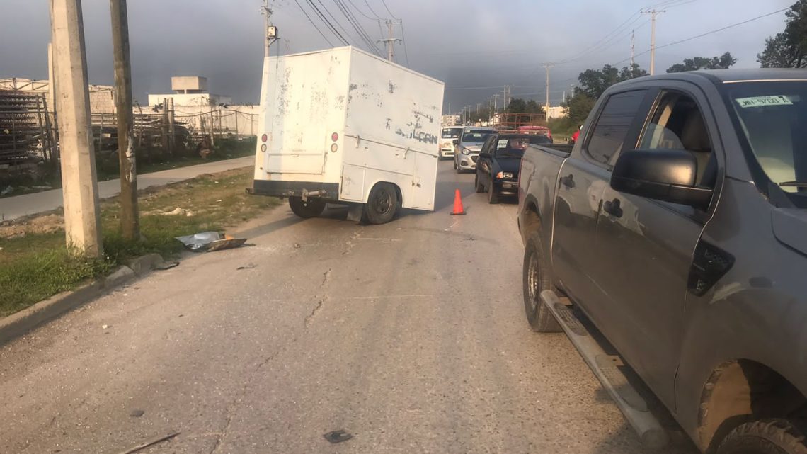 REMOLQUE SIN CONTROL CHOCA CONTRA UN TAXI