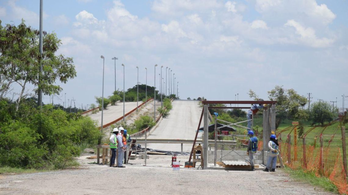 PROMUEVE ARMANDO MARTÍNEZ CELERIDAD EN REHABILITACIÓN DEL PUENTE ROTO