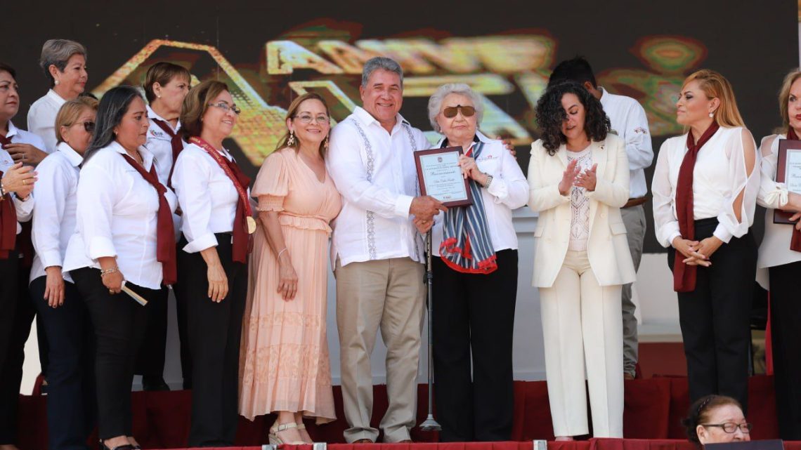 ENTREGA CABILDO DE ALTAMIRA LA PRESEA “JOSÉ DE ESCANDÓN” A PATRONATO DE LA CASA DEL ABUELO POR 40 AÑOS DE SERVICIO