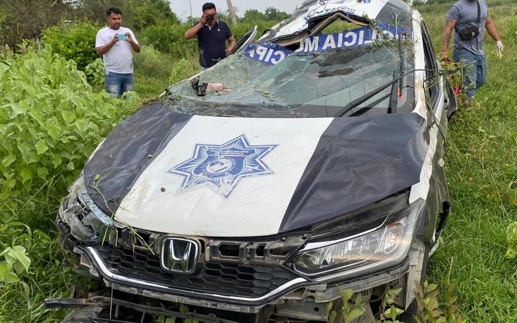 Tres policías lesionados deja volcadura de patrulla