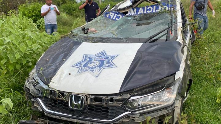 Tres policías lesionados deja volcadura de patrulla