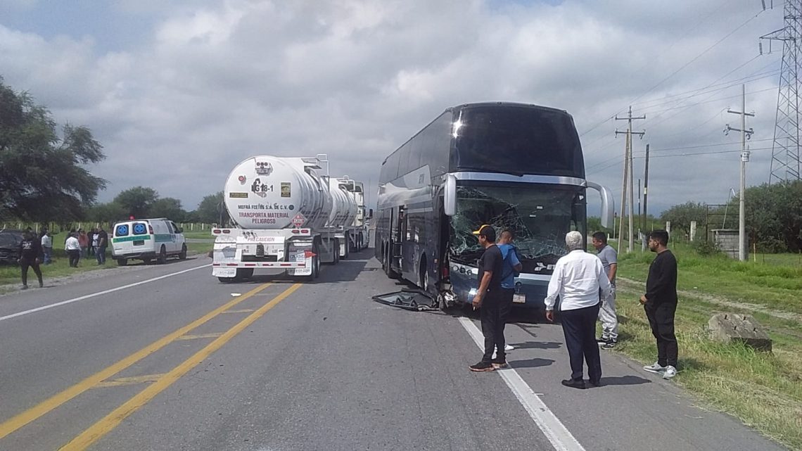 Conductor de camioneta se le atraviesa a un autobús foráneo