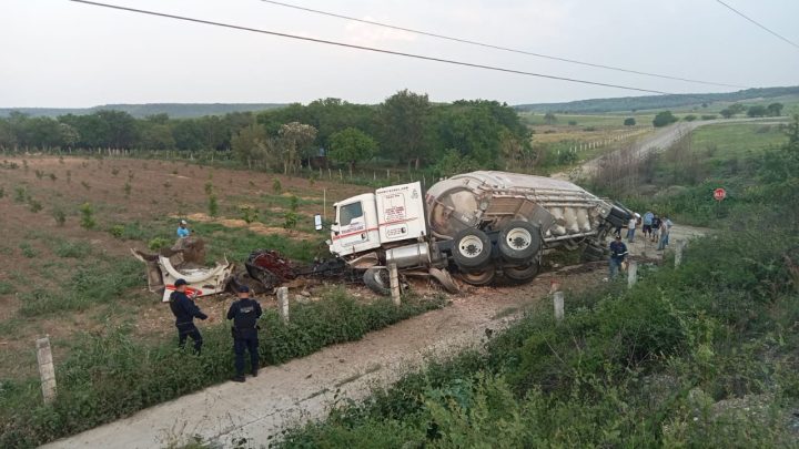 Guardia Estatal auxilia a lesionado por volcadura de pipa