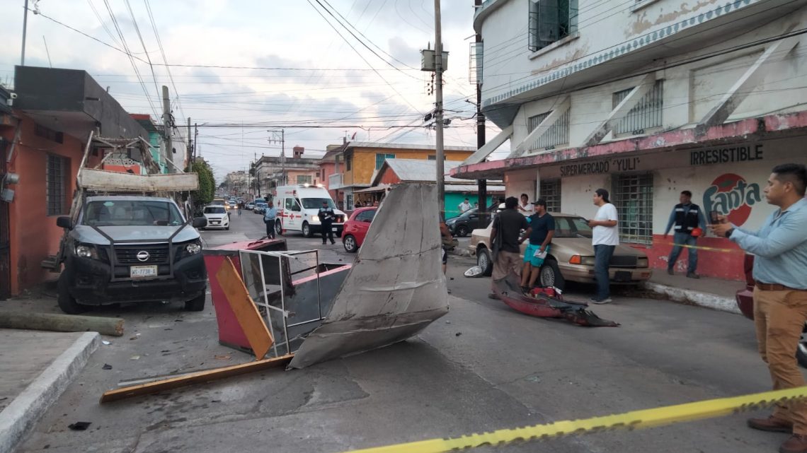 Chocan y se proyectan contra carrito de tacos