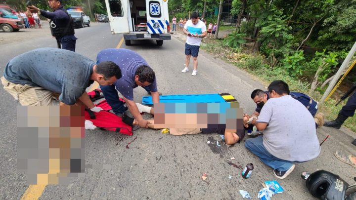 Motociclista es impactado por un vehículo compacto