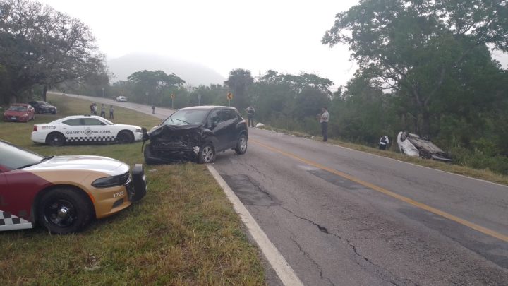 Choque y volcadura deja una mujer lesionada