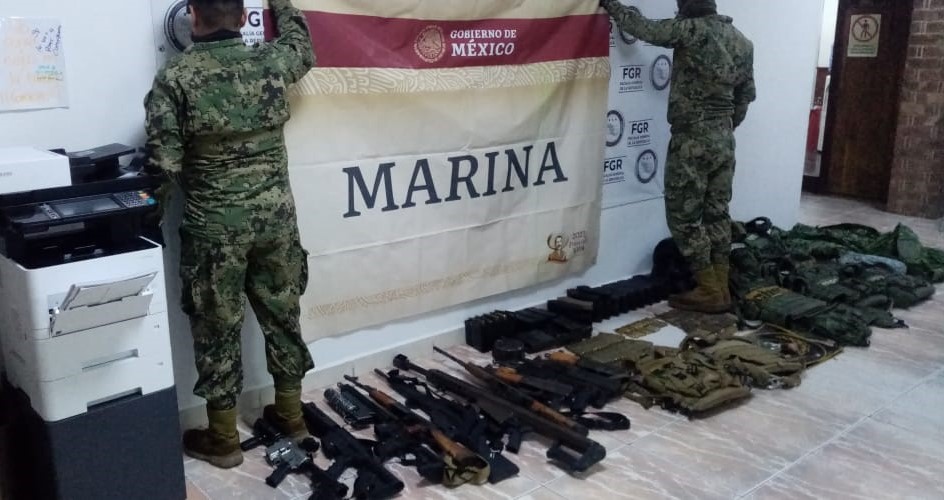 La Secretaría de Marina a través de la Armada de México por medio de la Primera Zona Naval asegura vehículos con armas, municiones, cargadores y equipo táctico