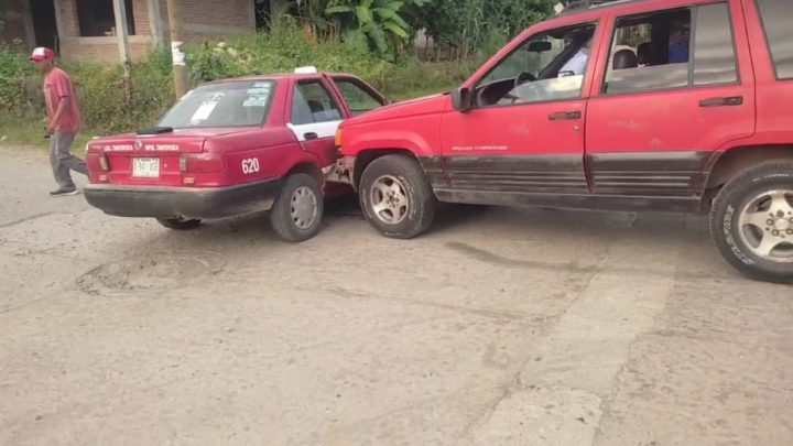 Cherokee embiste a un taxi