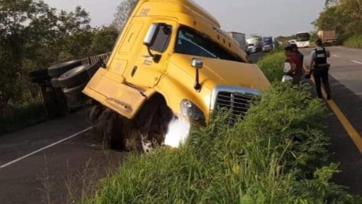 Espectacular volcadura de tráiler