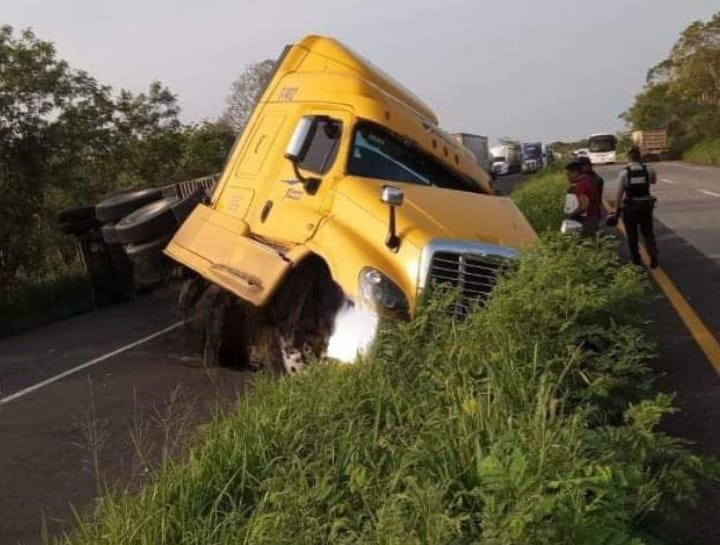 Espectacular volcadura de tráiler