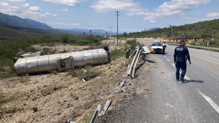 Guardia Estatal brinda apoyo carretero ante volcadura de pipa