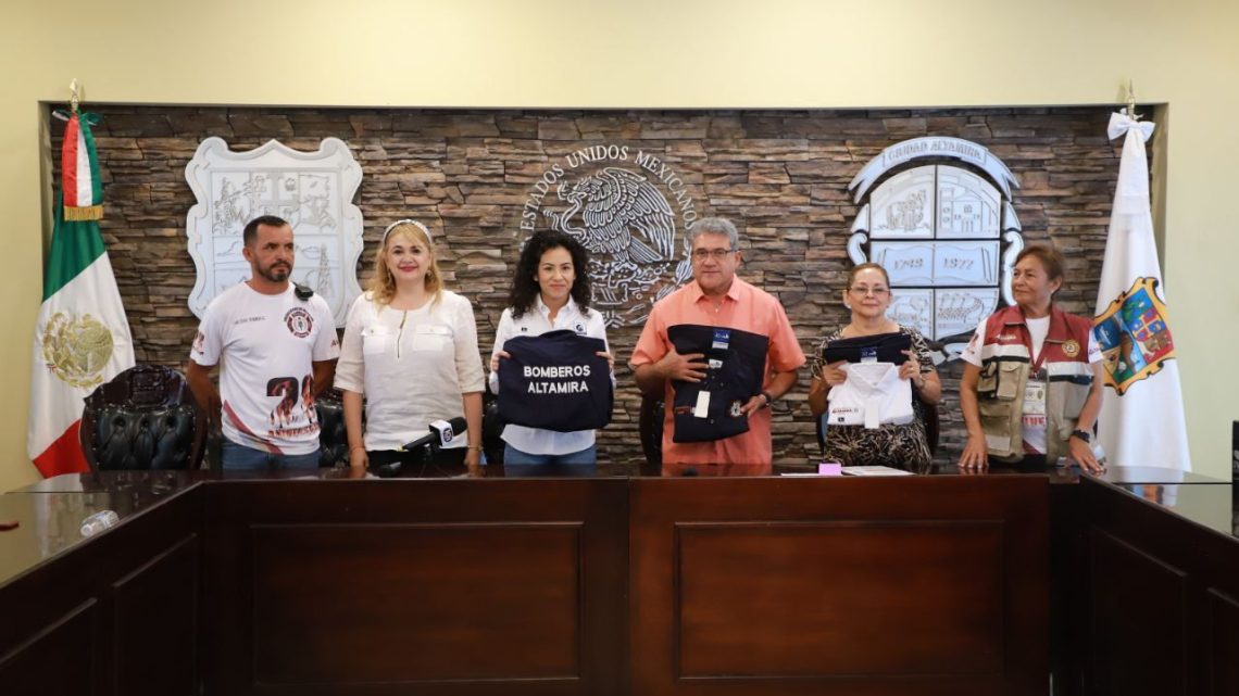 De la mano del sector privado, gobierno de Altamira brinda uniformes a sus bomberos