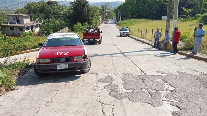 Un herido deja choque de taxi contra motocicleta