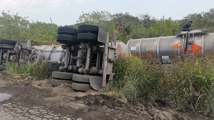 Vuelca pipa con 33,500 litros de diesel