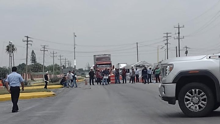 Bloquearon ambos carriles en Carretera Federal 101