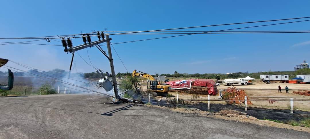 Traíler y grúa tiran cables de alta tensión provocando incendio y caos vial