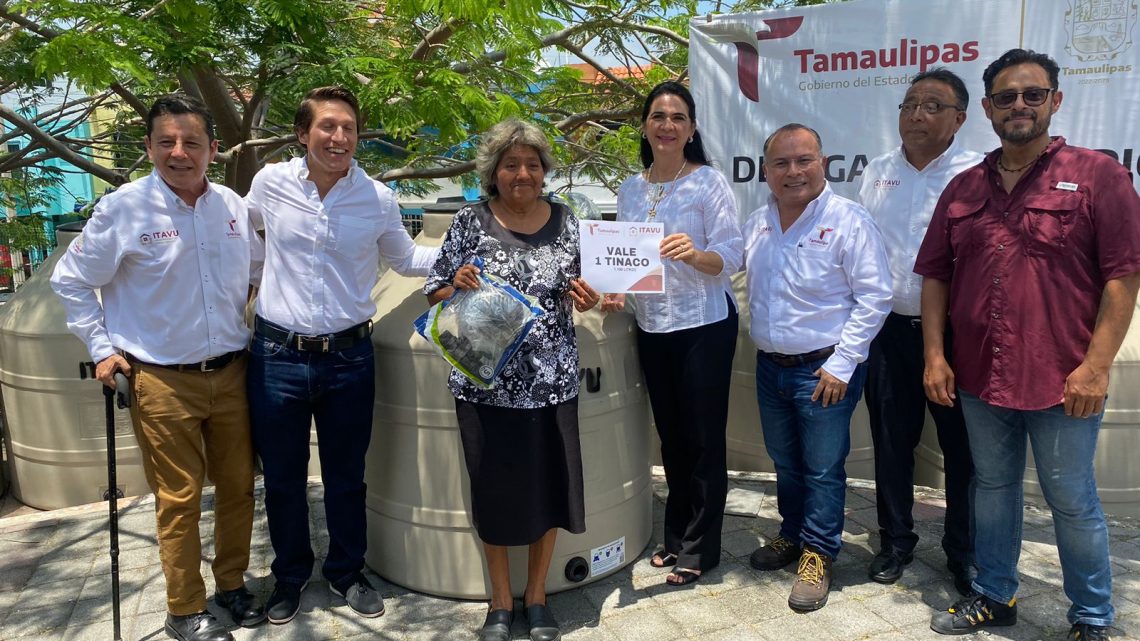 Entrega ITAVU tinacos a familias de Tampico