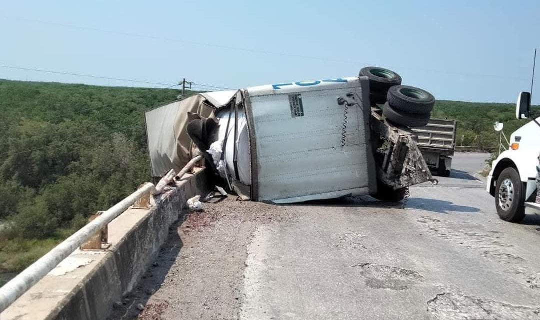 Enésima volcadura de tráiler en Puente el Prieto