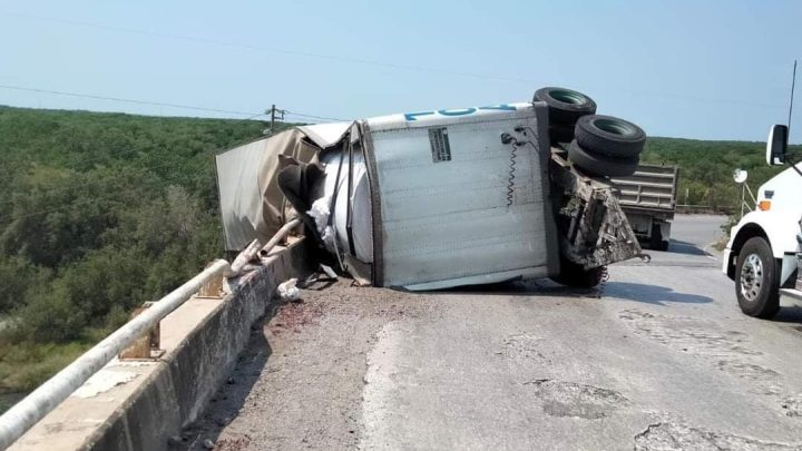 Enésima volcadura de tráiler en Puente el Prieto