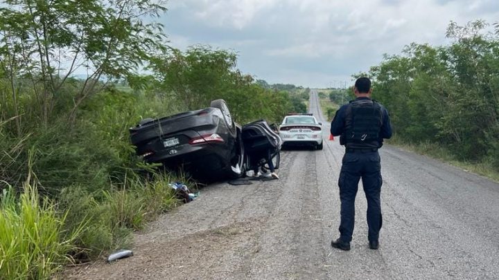 Aparatosa volcadura en la Carretera Estatal 64