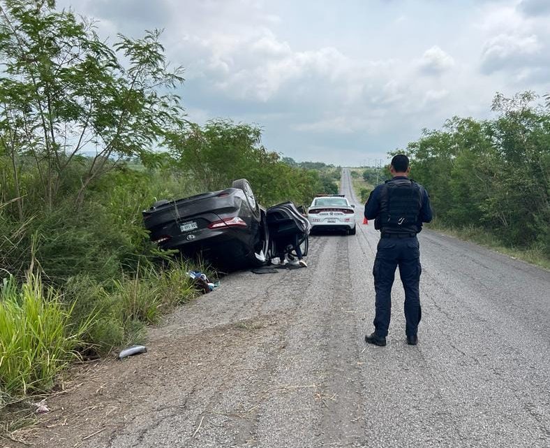 Aparatosa volcadura en la Carretera Estatal 64