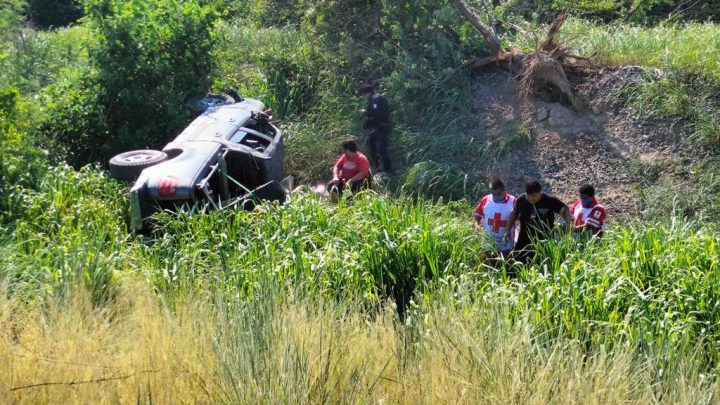 Guardia Estatal auxilia a personas lesionadas en volcadura