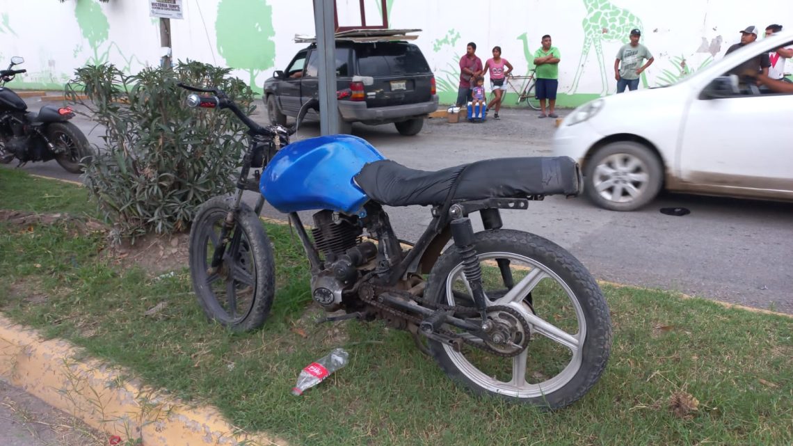 Ebrio motociclista pierde el control y choca contra poste