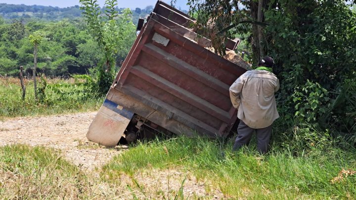 Camión cae a socavón