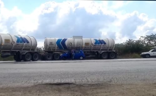 Automóvil se impacta contra tráiler de doble remolque