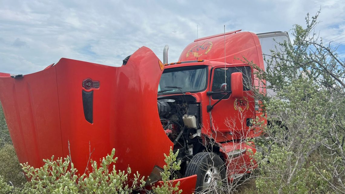 Guardia Estatal auxilia a conductor de tractocamión tras derrape