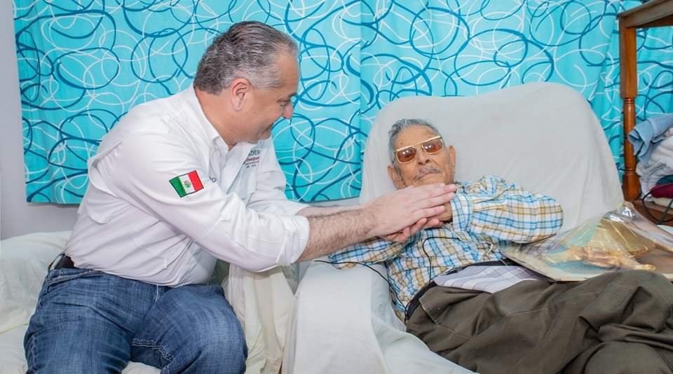 Se reúne Adrián Oseguera con abuelito centenario