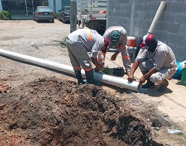 COMAPA Altamira arregla fugas de agua en Fraccionamiento Corredor Industrial y en La Españita