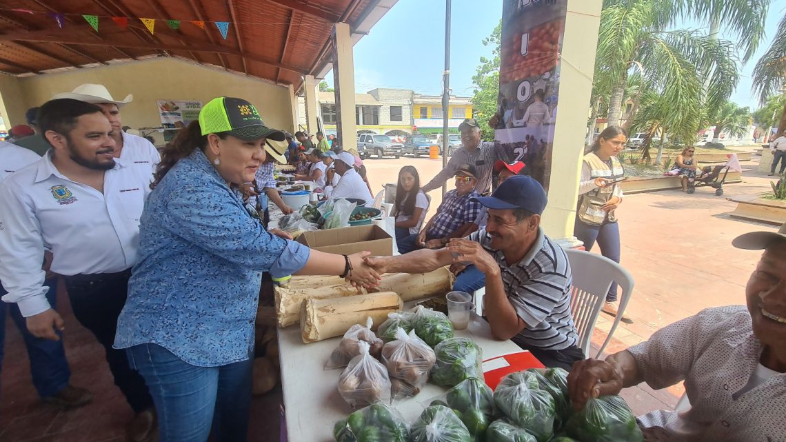 Exitoso tianguis campesino