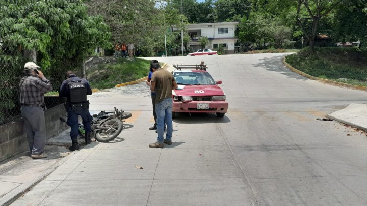 Taxi embiste a motociclistas