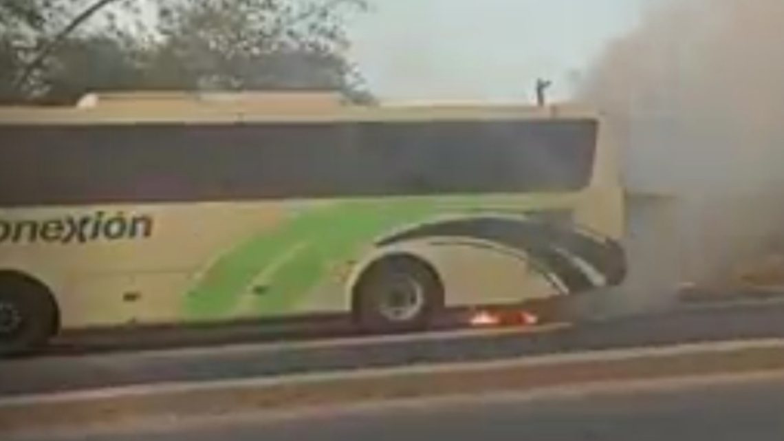 Autobús foráneo a punto de incendiarse