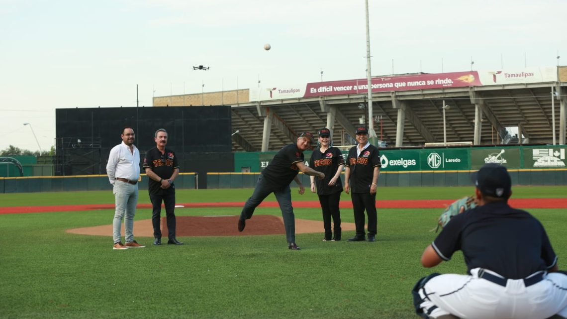 Lanza Américo primera bola en partido de la Liga Mexicana de Beisbol