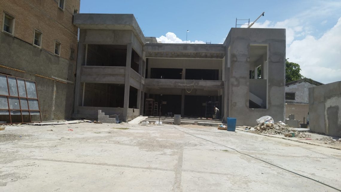 Construyen plaza comercial en la zona centro