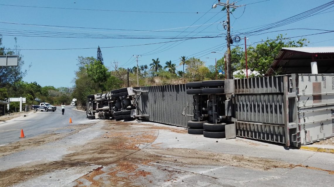 Tráiler vuelca en la curva de la muerte