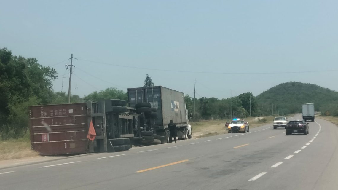 Guardia Estatal atiende volcadura de caja de tractocamión en Carretera Victoria-Monterrey