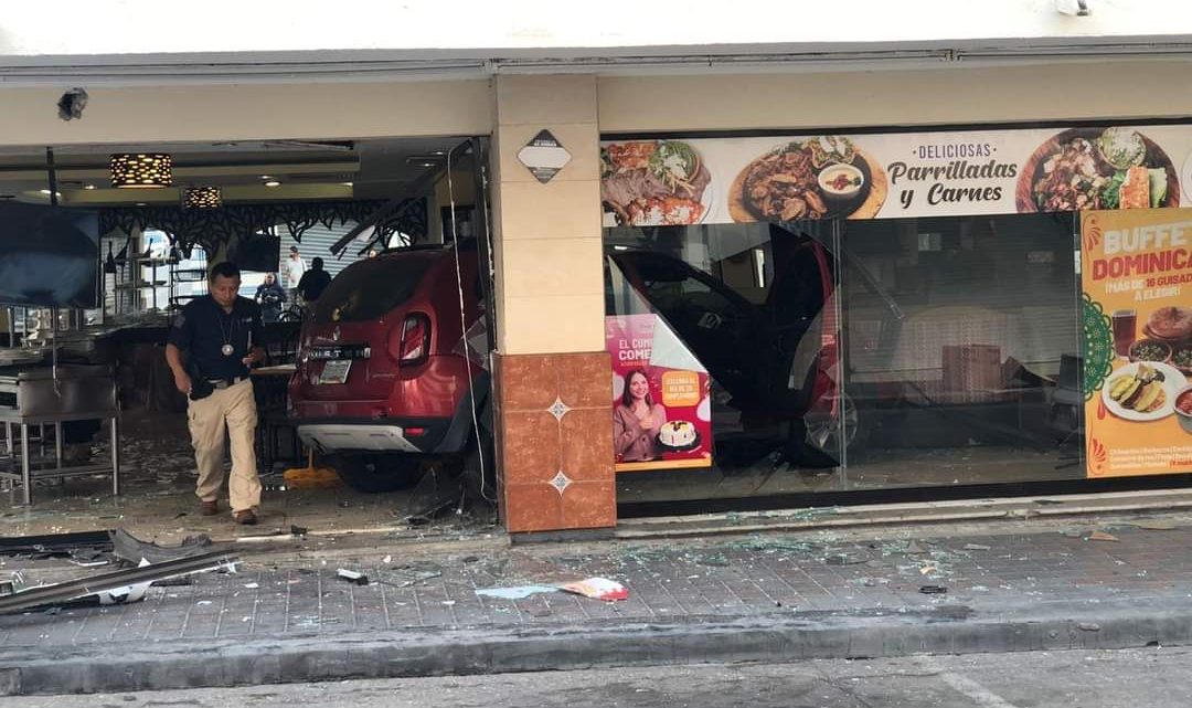 Se mete a tomar café con todo y camioneta