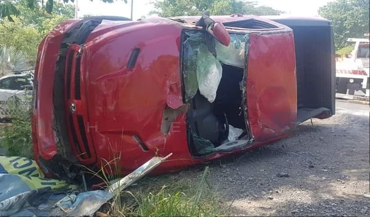 Fuerte colisión entre compacto y camioneta