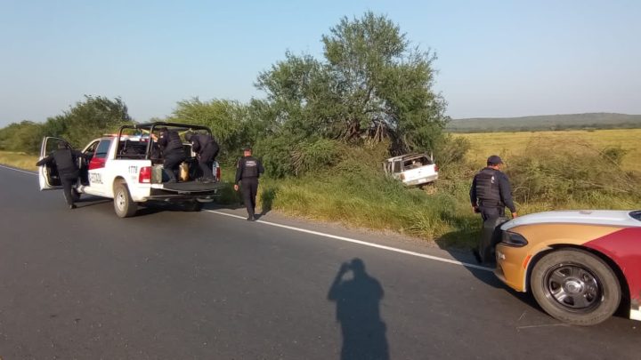 Guardia Estatal auxilia a familia tras derrape en Carretera Federal 101