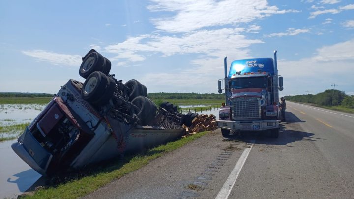 Atiende Guardia Estatal desprendimiento de caja de tractocamión cargada de piñas